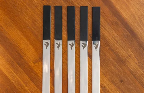 Vista 4 de India's BBQ - Juego de 5 pinchos para barbacoa de acero inoxidable de 1 pulgada de ancho, juego de 5 palitos planos de alta resistencia para asar