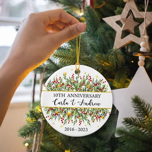 Vista 2 de Adorno personalizado de Navidad, aniversario de boda, aniversario de 2025, adornos de cerámica de Navidad para parejas, esposo, esposa, adorno