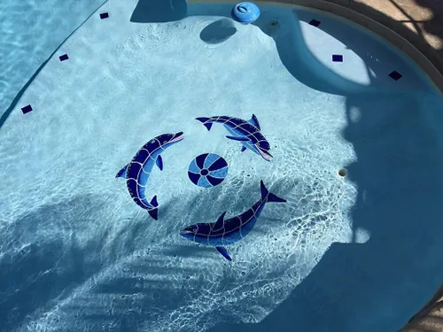 Vista 3 de Playing Dolphins - Mosaico de cerámica para piscina, color azul, 48 x 48 pulgadas