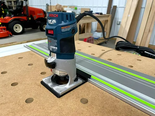 Vista 3 de ToolCurve Adaptador de riel guía compatible con el enrutador Bosch Colt 1HP - Fabricado en Estados Unidos