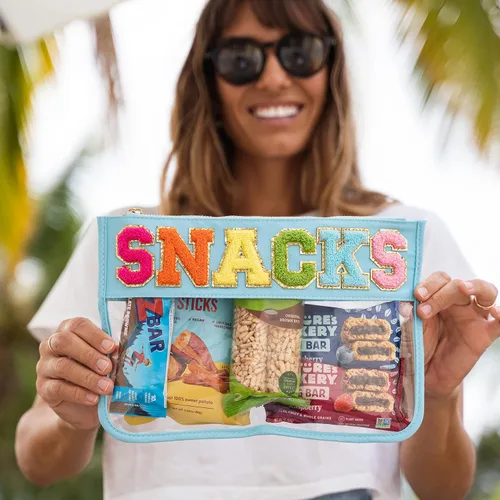 Vista 2 de Fablinks Bolsa transparente con cremallera para mujeres con parche de letras de chenilla, bolsa de viaje para aperitivos para adolescentes y niñas
