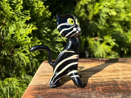 Vista 3 de Figura de gato de cristal negro – Miniatura soplada a mano estilo Murano – Adorno coleccionable de gatito para estante o escritorio – Regalo