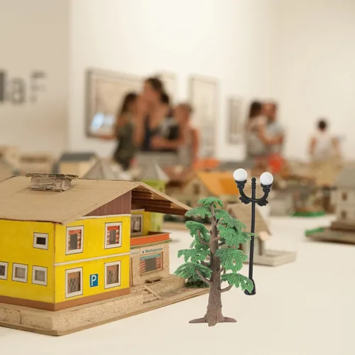 Vista 3 de Kisangel Juguete de árbol de paisaje, mini modelo de ciprés de pino, árbol simulado de 9.44 pulgadas para niños, decoración de oficina en el hogar