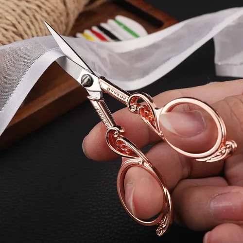 Vista 3 de YOUGUOM Tijeras de bordado, tijeras de costura de precisión pequeña, tijeras de detalle de punta afilada para manualidades, costura, corte de Oro
