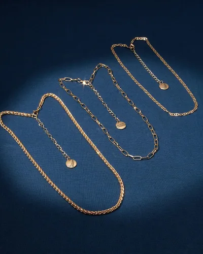 Vista 2 de Nautica Collar de latón chapado en oro de 14 quilates, collar de cadena de tres filas en capas para mujer