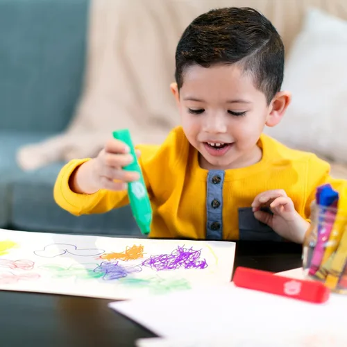 Vista 7 de Crayola Marcadores Triangulares para Niños Pequeños (8 unidades), Marcadores Lavables de Fácil Agarre para Niños Pequeños, Suministros de Arte