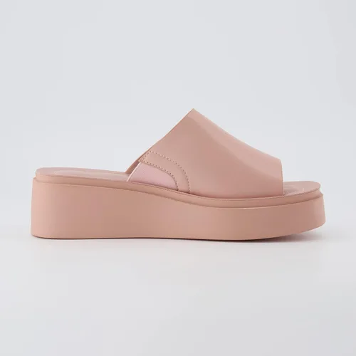 Vista 4 de CUSHIONAIRE Sandalia Play One Band de plataforma para mujer con espuma viscoelástica