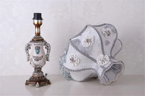 Vista 3 de Lámpara de mesa clásica Tiffany estilo europeo, lámpara de noche de tela retro hecha a mano, estilo victoriano, estilo victoriano, lámpara de resina