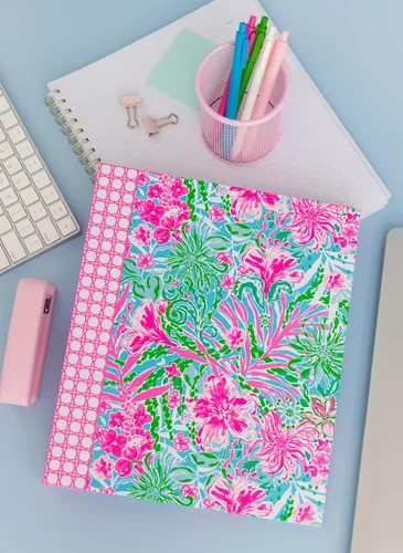 Vista 3 de Lilly Pulitzer Bonita carpeta de 3 anillas con bolsillos y separadores de 3 pestañas, carpeta estética fina (anillos de metal de 0.75 pulgadas)