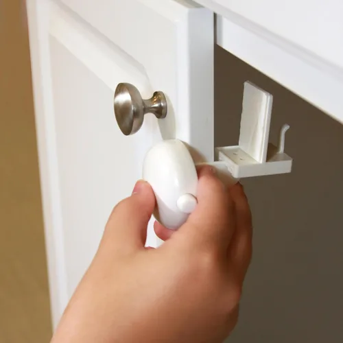 Vista 5 de Qdos Safety Cerradura adhesiva de doble puerta Gris Fácil operación con una sola mano – Diseño patentado ZeroPinch – Solo se adapta a gabinetes