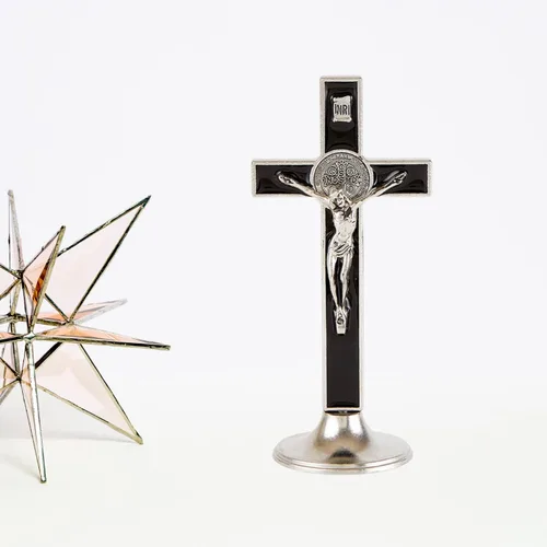 Vista 6 de Needzo Crucifijo de pie esmaltado negro de San Benito, cruz católica, regalos religiosos inspiradores para mujeres y hombres, decoración cristiana