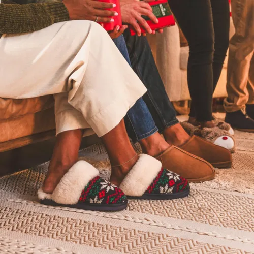 Vista 96 de Dearfoams Fireside Sydney Pantuflas anchas de piel de oveja para mujer, para interiores y exteriores