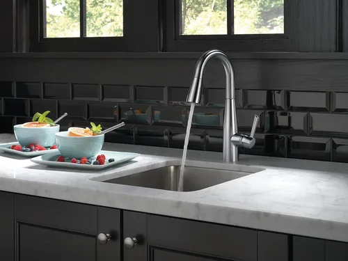 Vista 2 de Delta Faucet Essa Llave de una manija para bar/preparación con acoplamiento de magnatita y cabezal rociador Touch-Clean, 9913-AR-DST