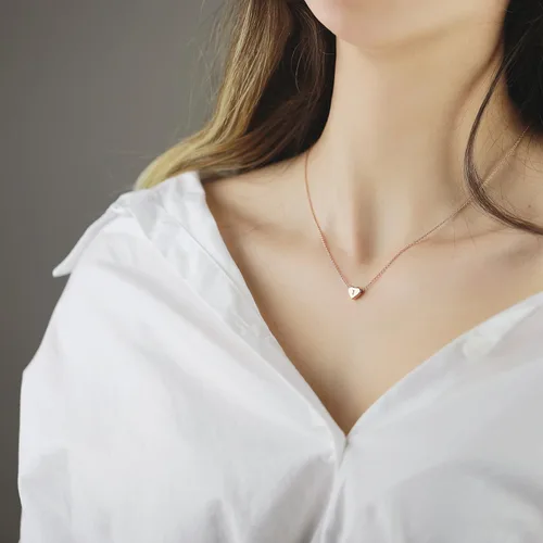 Vista 3 de MignonandMignon - Collar de corazón de oro rosa con inicial, para dama de honor, regalo de graduación para ella