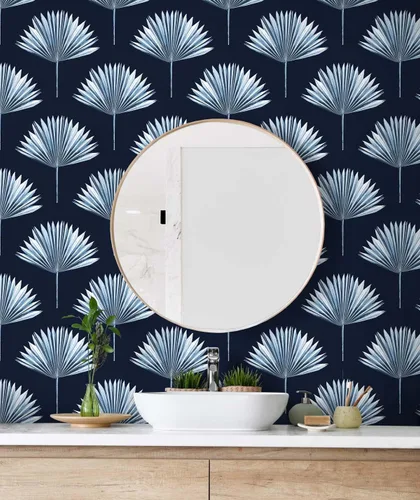 Vista 4 de NextWall Papel tapiz tropical para despegar y pegar con palmeras (azul marino)