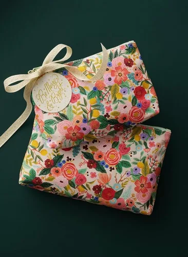 Vista 5 de RIFLE PAPER CO. Bolso de mano, bolsillo pequeño para una tarjeta de crédito o identificación, cremallera dorada y herrajes, impreso a todo