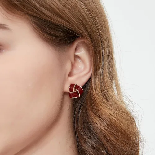 Vista 3 de Pendientes de botón esmaltados rojos elegantes triangulares con nudo de amor, diseño vintage para mujer