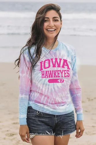 Vista 26 de Blue 84 Camiseta de manga larga con licencia oficial de la NCAA para mujer, teñido anudado