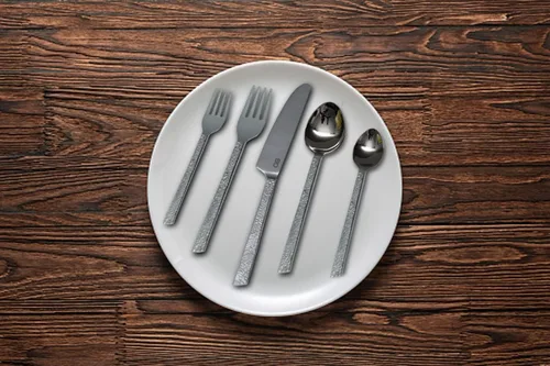 Vista 2 de Bold & Divine Hammered Silver - Juego de cubiertos de acero inoxidable de 5 piezas, incluye cuchillo, tenedor, cuchara, cubiertos de acero