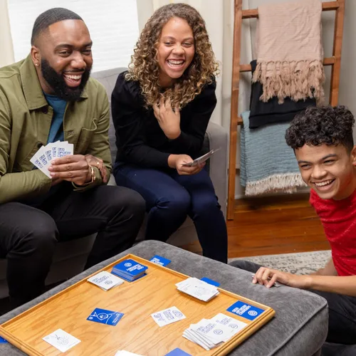 Vista 4 de Kids Against Maturity: Divertido juego de cartas familiar para niños a partir de 10 años y padres, adolescentes y adultos Divertido juego