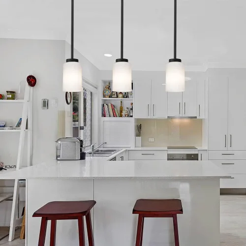 Vista 3 de TODOLUZ Luminaria Colgante Negra con Cristal Blanco Ópal, Mini Candelabro de Estilo Rústico para Isla de Cocina y Pasillo