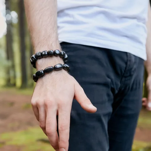 Vista 2 de Karelian Heritage Pulsera de shungite para hombres y mujeres con cuentas ovaladas, joyería de Shungite de piedra negra natural, escudo mineral