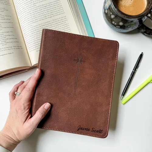 Vista 2 de Biblia personalizada NIV para hacer anotaciones, marrón con gran cruz, opción de personalizar con nombre escrito a mano en la portada..