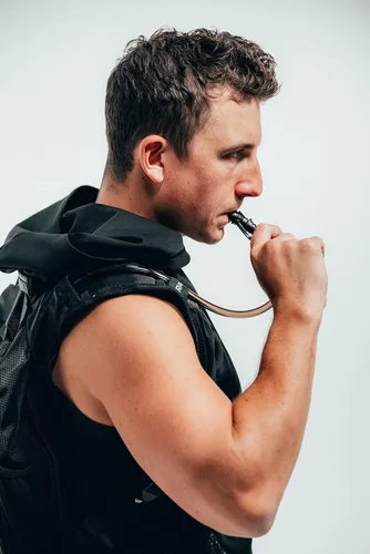 Vista 9 de RAVERUNNER Mochila de hidratación antirrobo Mochila rave aprobada por festivales para asistentes a conciertos, mochila de agua para festivales sin