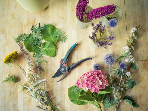 Vista 5 de GARDENA (8904) Tijeras de podar de jardín con cierre de seguridad, podadoras resistentes para cortar flores, ramas y plantas de hasta 1 pulgada