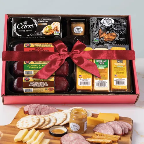 Vista 2 de Cesta de gourmet de regalo, incluye: salchichas ahumadas de verano, quesos 100 % de Wisconsin, galletas saladas, pretzels y mostaza agridulce