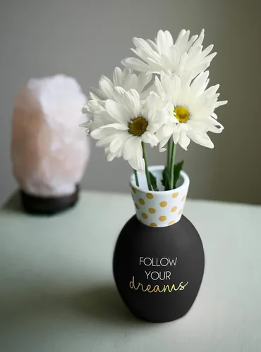 Vista 3 de Pavilion - Sigue tus sueños - Florero mate de lunares negros y dorados de 6.5 pulgadas