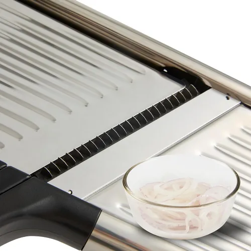 Vista 15 de Restaurantware Rebanadora de mandolina ajustable de acero inoxidable, cortador de verduras estándar alemán con protector de cuchilla, guantes