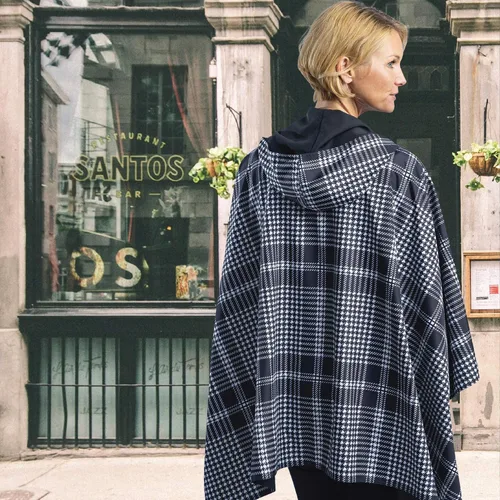 Vista 4 de RainCaper Capa de lluvia para mujer, chaqueta tipo poncho con capucha, reversible, hermosa, ultra suave