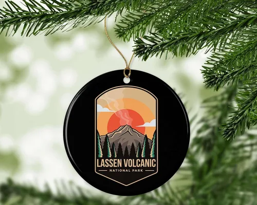 Vista 2 de Lassen - Adorno de Parque Nacional Volcánico Lassen, regalo de Parque Nacional Volcánico Lassen, adorno de Navidad volcánico Lassen, decoración