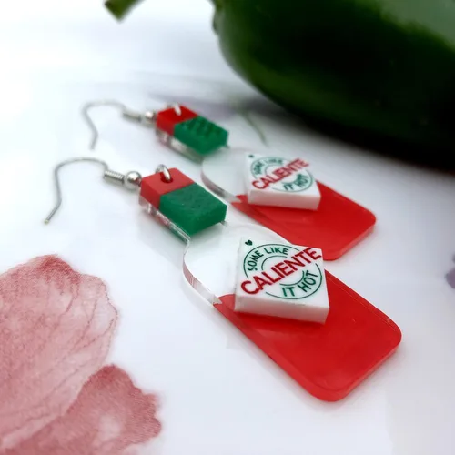 Vista 4 de Divertidos pendientes colgantes de botella de salsa picante, a algunos les gusta la salsa muy caliente rojo estilo tabasco botella pendientes