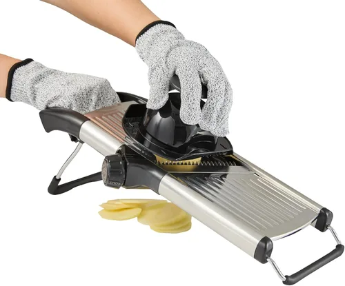 Vista 2 de Restaurantware Rebanadora de mandolina ajustable de acero inoxidable, cortador de verduras estándar alemán con protector de cuchilla, guantes