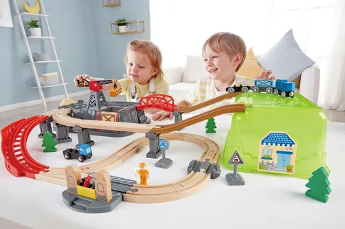 Vista 5 de Hape Conjunto Railway Bucket Builder Juguete de Tren de Madera Multicolor de 50 Piezas, Kit de Construcción para Niños