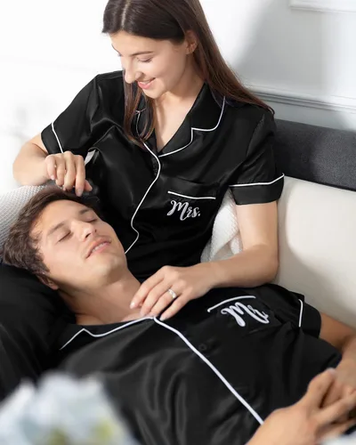Vista 7 de AW BRIDAL Juego de 4 pijamas de satén a juego para parejas, pijamas de seda suave de manga corta para mujeres, hombres, parejas, regalos para señor