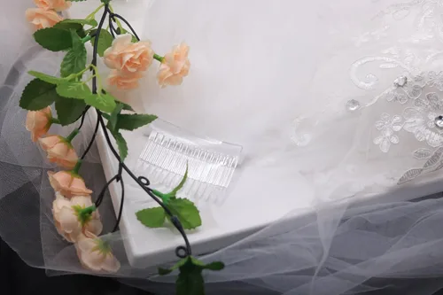 Vista 3 de Kercisbeauty Bordado de encaje nupcial hueco flor blanco y marfil velo gota boda con peine de pelo cuentas de cristal ancho velo capilla velo de una