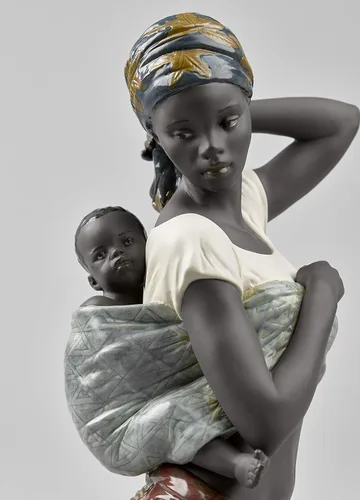 Vista 6 de LLADRÓ Figura de madre africana. Figura madre de porcelana.