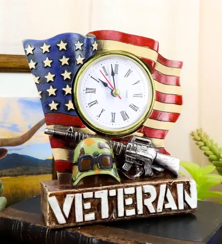 Vista 9 de Ebros Gift Patriótico Americano veterano militar soldado caído Estados Unidos Old Faithful Flag Rifle y táctico Camo casco escritorio mesa reloj