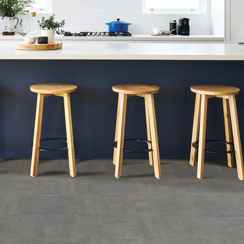 Vista 3 de FloorPops Azulejos de suelo gris Tundra Peel & Stick, FP3326