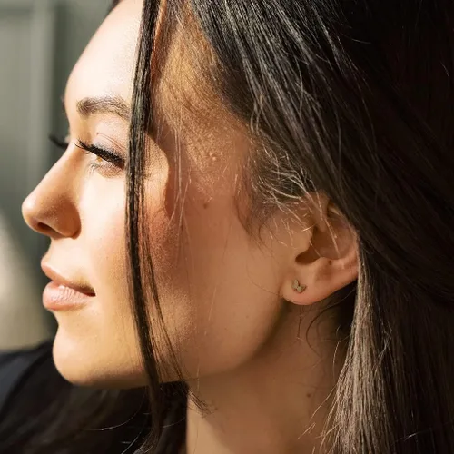 Vista 6 de HONEYCAT Mini aretes de mariposa en oro, oro rosa o plata Joyería minimalista y delicada