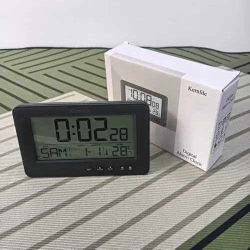 Vista 4 de Reloj despertador de viaje alimentado por pilas, reloj despertador para dormitorios, pequeño reloj digital con luz de fondo, 2 alarmas, repetición