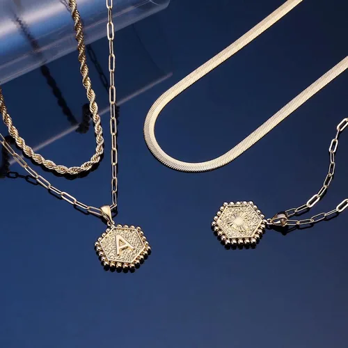 Vista 7 de Collares con iniciales en capas para mujer, collar de cadena con clip chapado oro de 14 quilates para mujer, collar con forma hexagonal