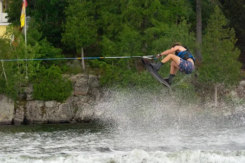 Vista 2 de White Knuckle The Shred Wakeboard (52.8 in), nivel intermedio para principiantes con aletas moldeadas