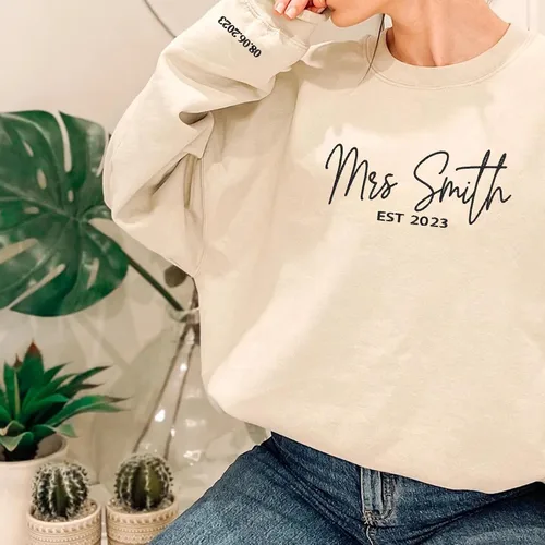 Vista 4 de GodLover Personalized Embroidered Mrs. Sweatshirt With Date On Sleeve, Bride Sweatshirt,Bachelorette Party Gifts For Bride