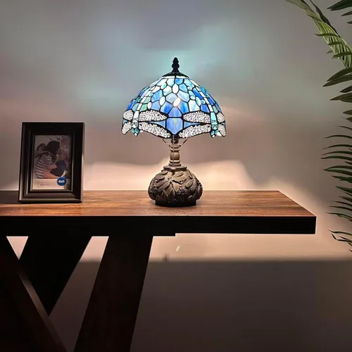 Vista 3 de Tiffany Lámpara de mesa con diseño de libélula azul, bombilla LED con vitral, incluye base de libélula para sala de estar, dormitorio, mesita