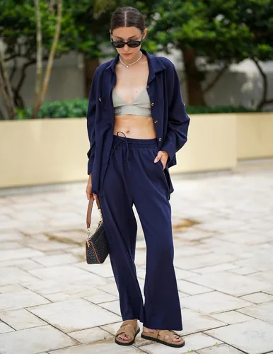 Vista 3 de Zeagoo Conjunto de 2 piezas de lino para mujer, camisa con botones y pantalones largos con cordón, conjuntos de verano, Azul marino