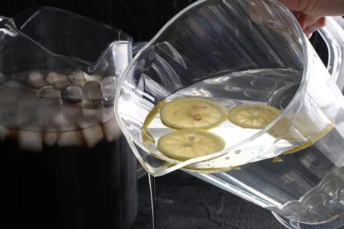 Vista 7 de New Star Foodservice Jarra de agua de plástico para restaurante con 3 boquillas, 60 onzas, transparente